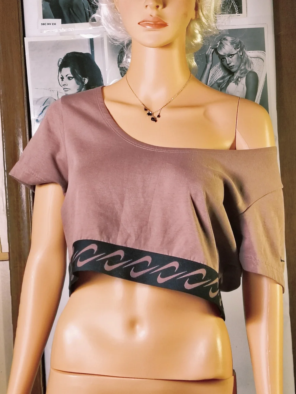 Nike Swoosh Logo Band Crop Top Women's XL Mauve Black Short Sleeve